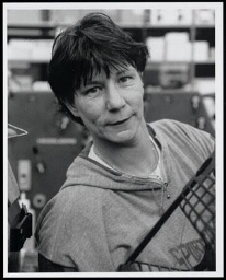 Portret van drukker Nicy van der Giessel (1957) aan het werk 1998