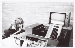 Meisje speelt met computer 1992?