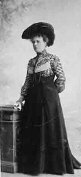 Portret van Esther Welmoet Wijnaendts Francken-Dyserinck (1876-1956) in Reformkleding. 1903