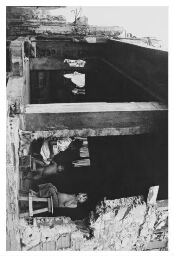 Een gezin woont in een huis die aan één kant open is. 1984