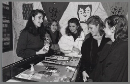 Groep meisjes in een condomeriewinkel in Amsterdam. 1988
