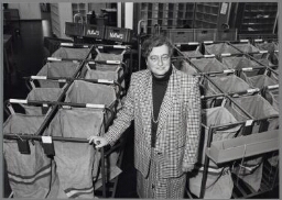 Positieve actie bij de PTT: een vrouw werd aangesteld als directeur van het postkantoor te Naaldwijk. 1989