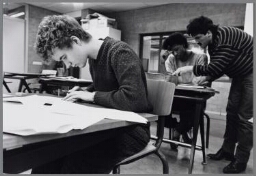 Lessen werktekeningen maken aan het Centrum Vakopleiding Vrouwen. 1987