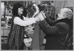 Na een cursus sociale activering bij 'de Koffiepot' heeft een vrouw een winkel in tweedehands kleding. 1997