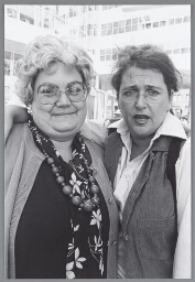 Actievoerster en bijstandmoeder Sybilla Balk  (rechts) en haar moeder 2003