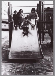 Kinderen spelen in de speeltuin in de Celebesstraat. 1990