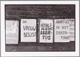 Affiches tijdens Vondelparkdemonstratie/manifestatie met ballonvaart: Wij Vrouwen Eisen Abortus Vrij 1980