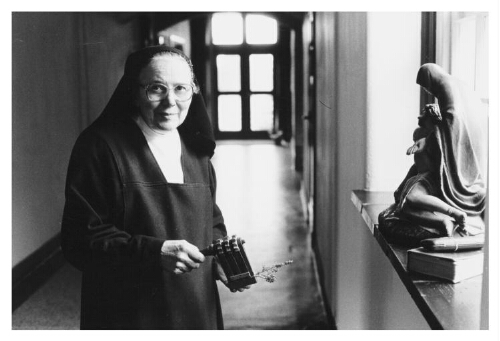 Carmelites met een gebedsmolen in haar hand. 1982