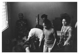 Verzorging van de gewonden na een aanval van de contra's in Nicaragua aan de grens met Honduras. 1984