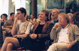 Riekje Kok (in het midden met zwart shirt en colbert) tijdens afscheid Transact 1996