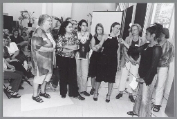 Opening van de bijeenkomst 'Jong en Oud: Vrouwen/Bewegingen door de Tijd heen', georganiseerd door de Stichting Vrouwen en Diversiteit 2003