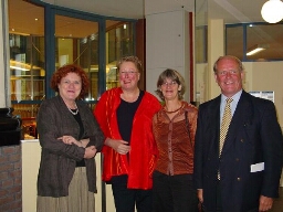V.l.n.r.: Jeltje van Nieuwenhoven, Joke Blom ( directeur IIAV), Marjet Douze (IIAV) en Maarten van Boven (directeur Nationaal Archief) tijdens de feestelijke middag ter viering van de terugkomst van de geroofde archieven van het iav, die na 63 jaar weer 'thuis' zijn. 2003