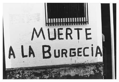Op een muur staat de tekst 'Muerte a la Burgecia'. 1984