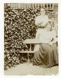 Johanna Westerdijk (staand), met haar boezemvriendin Catharina (To) Sluiter, waarschijnlijk in de tuin van het buitenhuis van de familie Sluiter in Eerbeek 1898