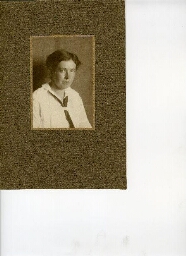 Portret van de biologe Catharina (To) Sluiter op 34-jarige leeftijd 1917