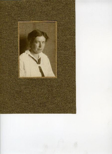 Portret van de biologe Catharina (To) Sluiter op 34-jarige leeftijd 1917