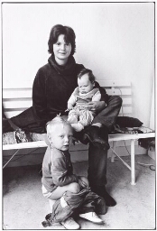 BOM vrouw met haar twee kinderen. 1980