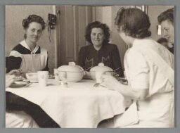 Vrouwen aan de maaltijd in tehuis Annette, tehuis voor ongehuwde moeders. 194?