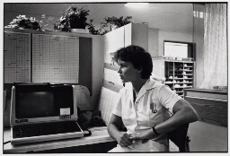 Verpleegkundige aan het werk in het AMC. 1987