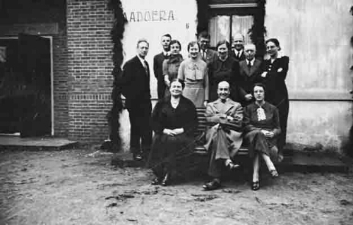 Johanna Westerdijk voor het gebouw Madoera van het Phytopathologisch Laboratorium 'Willie Commelin Scholten' (WCS) te Baarn 1937