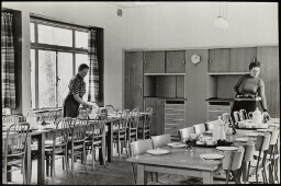 Twee vrouwen dekken de ontbijttafels in 'De Born', een vakantie- en conferentieoord voor arbeidersvrouwen. 193?