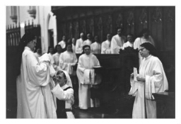Cisterciënserin ontvangt haar nieuwe kleed tijdens een professie. 1983