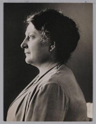 Portret van Frantiska Plamínková, van 1926-1939 vice-president van de International Alliance of Women (IAW), de Wereldbond van Vrouwen 1930 ?