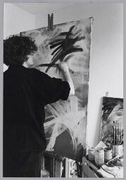 Kunstenaresse Yoka Voorbach aan het werk. 1988