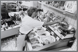 Vrouw werkzaam in viswinkel. 1998
