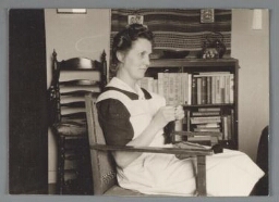 Een vrouw doet een handwerkje in tehuis Annette, tehuis voor ongehuwde moeders. 194?