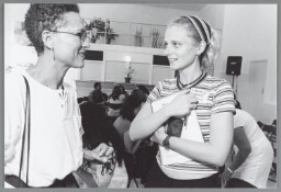 Dieuwertje Huijg (r.) in gesprek met Philomena Essed tijdens de bijeenkomst 'Jong en Oud: Vrouwen/Bewegingen door de Tijd heen' 2003