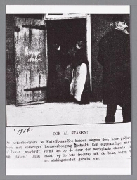 Bijschrift: 'De nettenboetsters te Katwijk-aan-Zee hebben wegens door haar geëischte doch niet verkregen loonsverhooging gestaakt 1916