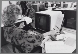 Vrouwen en informatica : afgebeelde vrouw heeft baan als tekstverwerker bij een drukkerij. 1986