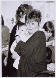 Moeder met baby tijdens de opening van een ouder/kind-centrum. 1998