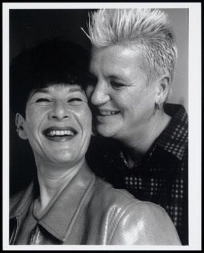 Portret van Marjan Sax, oprichtster van Mama Cash, en haar partner Dia Roozemond, eigenaresse van vrouwencafe Saarein 1996