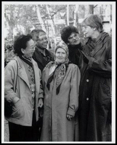 Foto uit dezelfde serie is gebruikt voor een affiche (A4189) van Emancipatieraad Amsterdam ter aankondiging van een boek waarin Amsterdamse oudere vrouwen vertellen over hun levenservaring en de rol daarin van de hulp- en maatschappelijke dienstverlening 1994