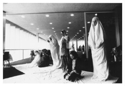 Nederlandse meisjes die met islamitische buitenlanders trouwen wordt geleerd hoe ze zich als islamitische vrouw moeten gedragen en kleden 1979