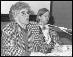 Miep de Wit-Mulder, lid van de Emancipatieraad, tijdens een bijeenkomst georganiseerd door de raad, naar aanleiding van het advies 'Nationaal Milieubeleidsplan en emancipatie'. 1991