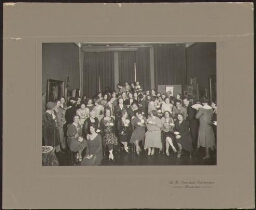 Groepsportret: Margery Corbett Ashby (zittend, derde van links), Rosa Manus (zittend, derde van rechts) 1920-1929