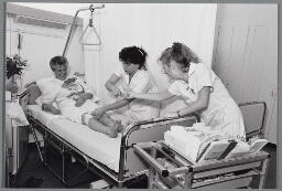 Verpleegkundigen aan het werk op de zaal. 1988