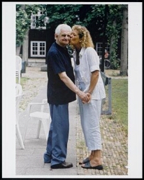 Demente bejaarde man met verzorgster (leidinggevende) in verpleeghuis Amstelhof 2002