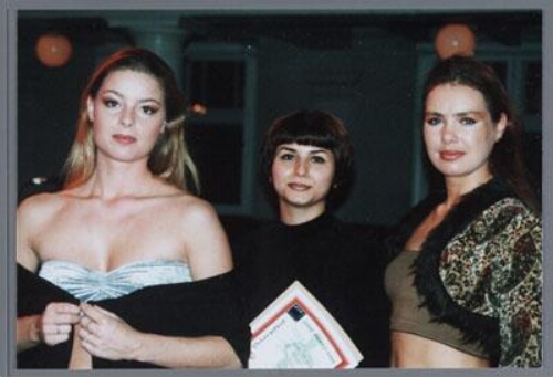 Winnares van de Zami-award 1999 'mode en diversiteit', Roshanak Parizadeh met modellen, die haar ontwerpen dragen 1999