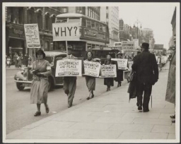 Demonstratie van vrouwen voor 'Governement & Peace' 1935 ?