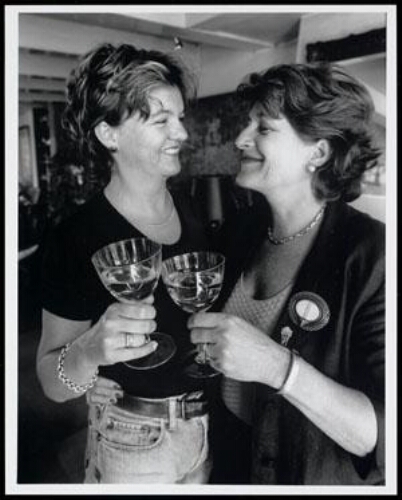 Portret van Mieke Martelhof, oprichter en eigenares van het Amsterdamse vrouwencafé Vivelavie, en haar partner Roos, beide met een drankje 199?