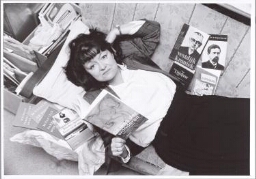 Portret van schrijfster Joanna Speltie, pseudoniem van Marijke Bloem in het kader van het thema : vrouwen, dokters en literatuur. 1998