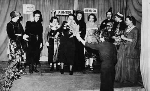 Tijdens schoolfuif uitvoeringen door meisjes leerlingen van het gymnasium 1933