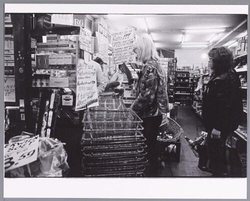 Vrouwen in de rij bij de kassa van de buurt-supermarkt. 198?