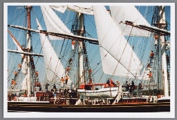 Zeilers in de weer tijdens Sail 2000 in Amsterdam. 2000