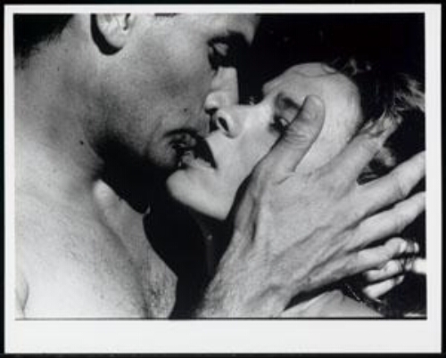 Intiem portret van zoenende man en vrouw 1995