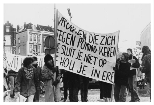 Demonstratie tijdens proces tegen vrouwen, die gearresteerd zijn omdat ze actie hebben gevoerd tegen de opening van een porno bios 1981